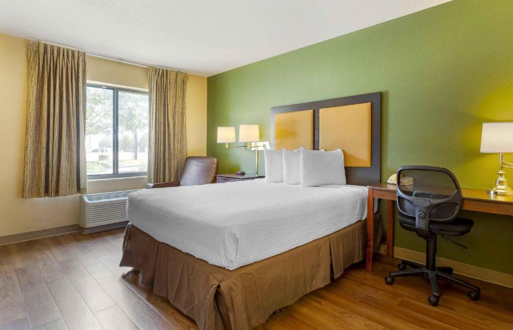 Queen studio with 1 Queen Bed - Disability Access/Non-Smoking interior